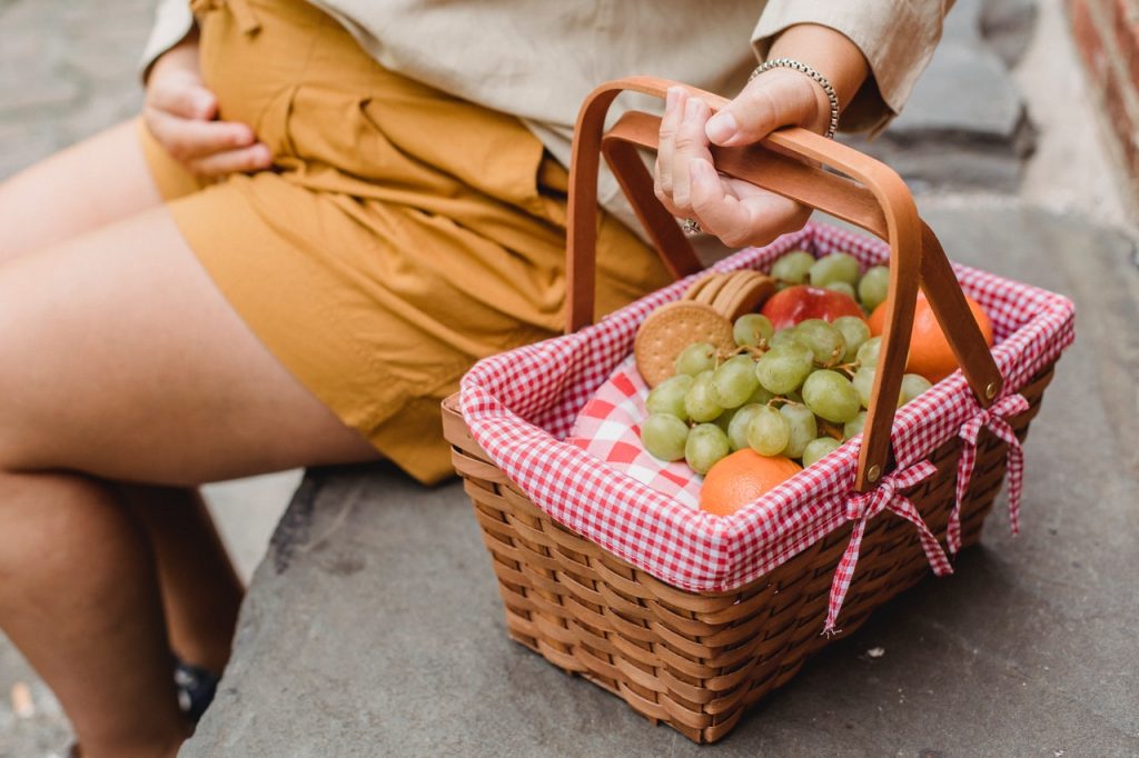 a business with no money make gift baskets