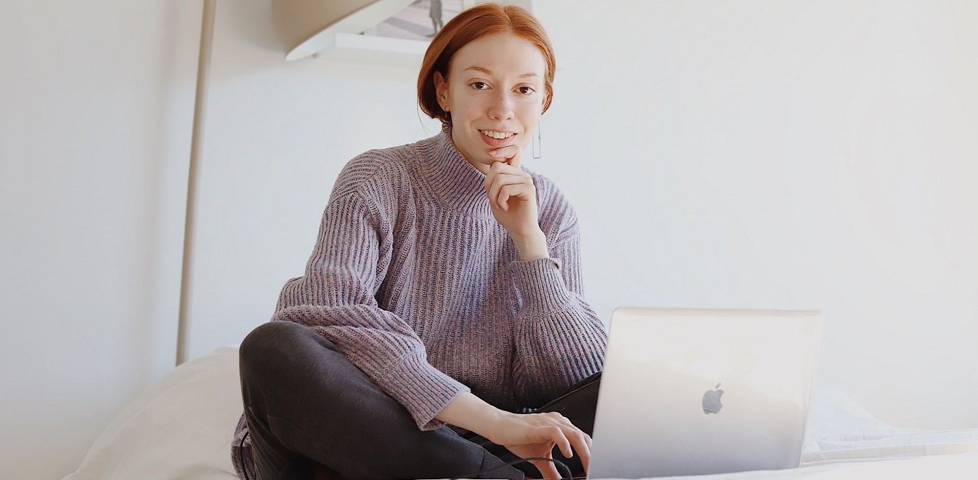 a picture showing a girl that decided to work from home and grow an ecommerce business