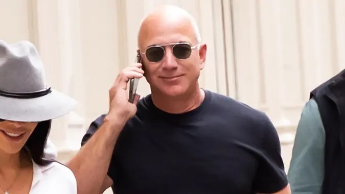 a picture of Jeff Bezos, the founder of Amazon