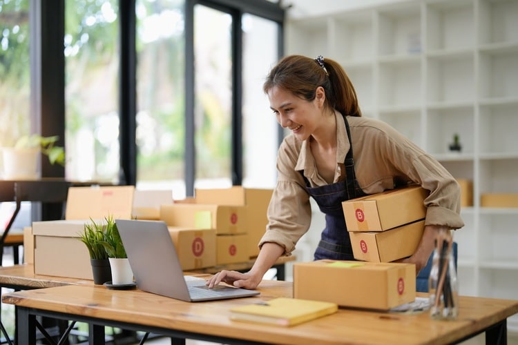 Picture of a woman managing automated dropshipping on her laptop