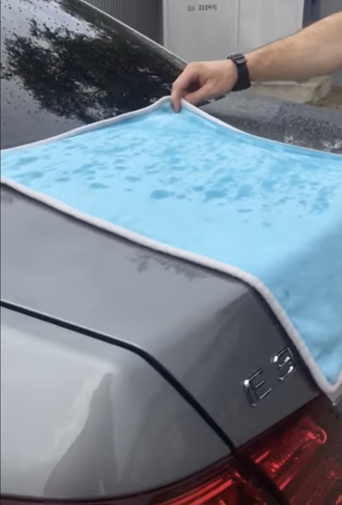 a picture showing a car microfiber cleaning cloth to sell online