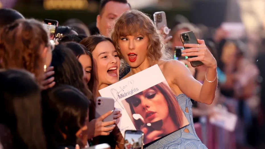 Picture of Taylor Swift getting a selfie with her fans