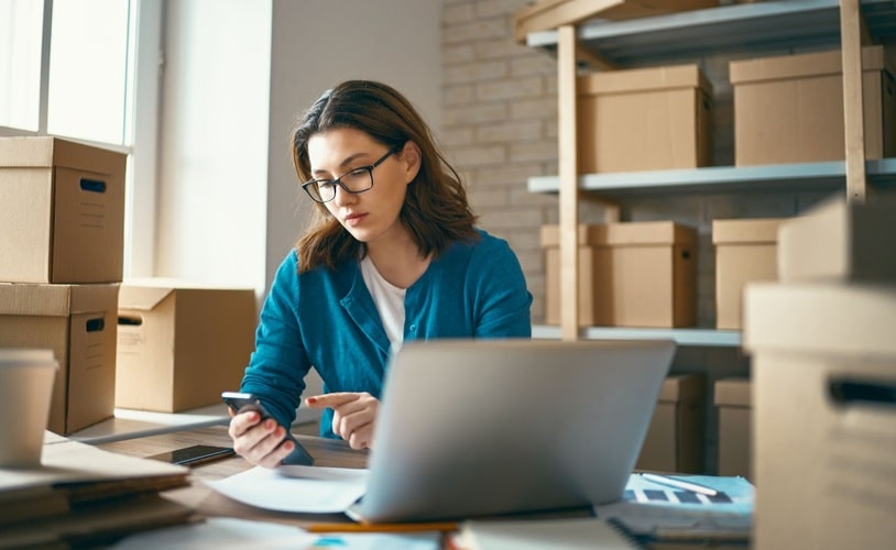 Picture of a woman working on her laptop, buying Pre-built dropshipping stores