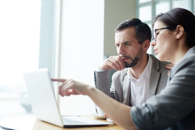 Picture of a woman explaining Pre-built dropshipping stores to a man