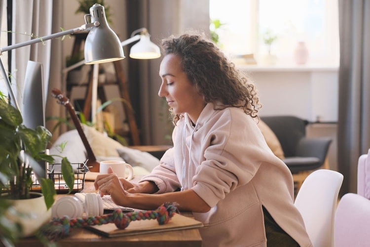 Picture of a woman working behind a keyboard, launching Pre-built dropshipping stores